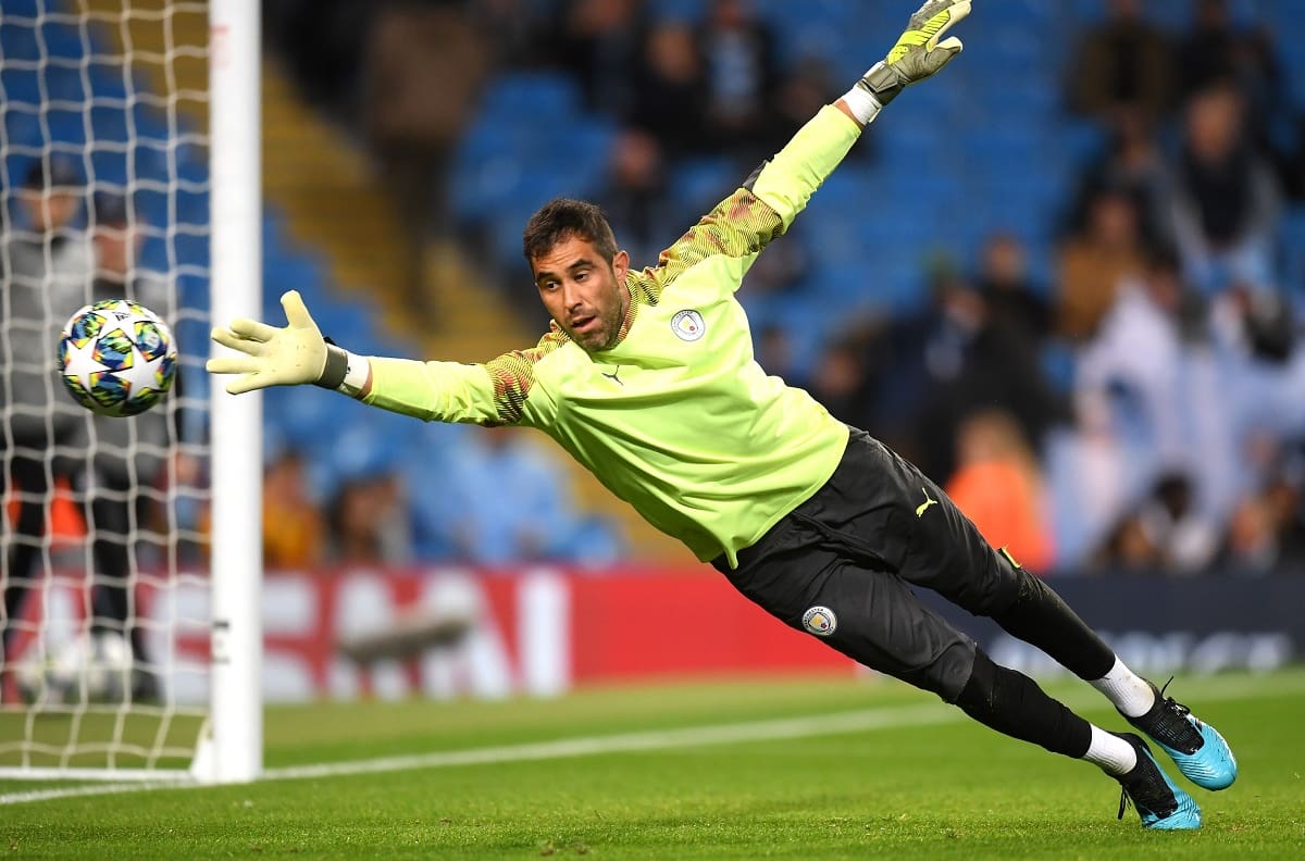 Claudio Bravo dio negativo a segundo test PCR y tuvo su primer entrenamiento grupal con el Betis