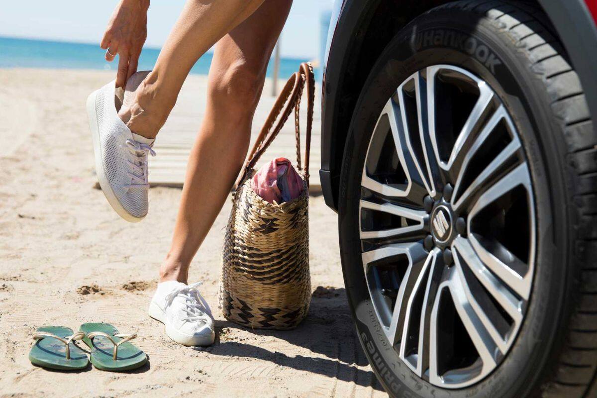 Manejar con sandalias o descalzo puede ser peligroso