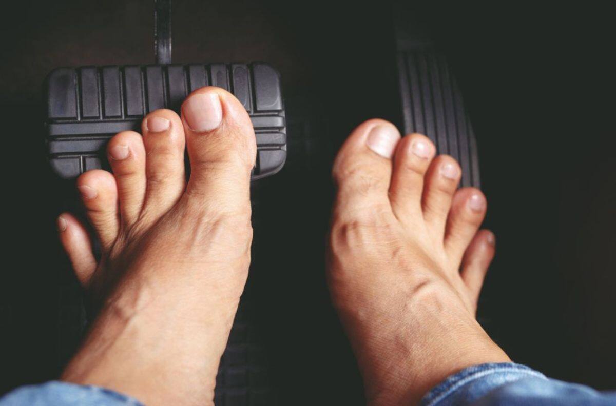 ¿Me pueden multar por manejar sin zapatos?