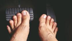 ¿Me pueden multar por manejar sin zapatos?