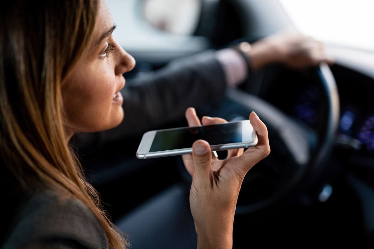 La ley sanciona con multas superiores a $200.000 a quienes utilicen cualquier dispositivo digital detrás del volante.