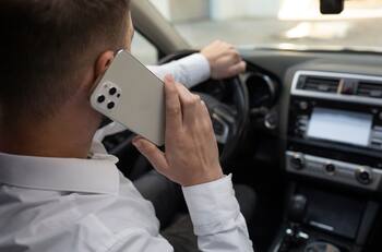 ¡Ojo! Estas son las costosas multas que puedes recibir por manejar usando el celular