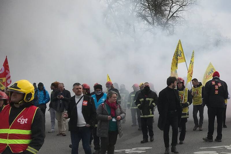 Franceses protestan contra iniciativa de pensiones. Crédito: Captura Twitter.