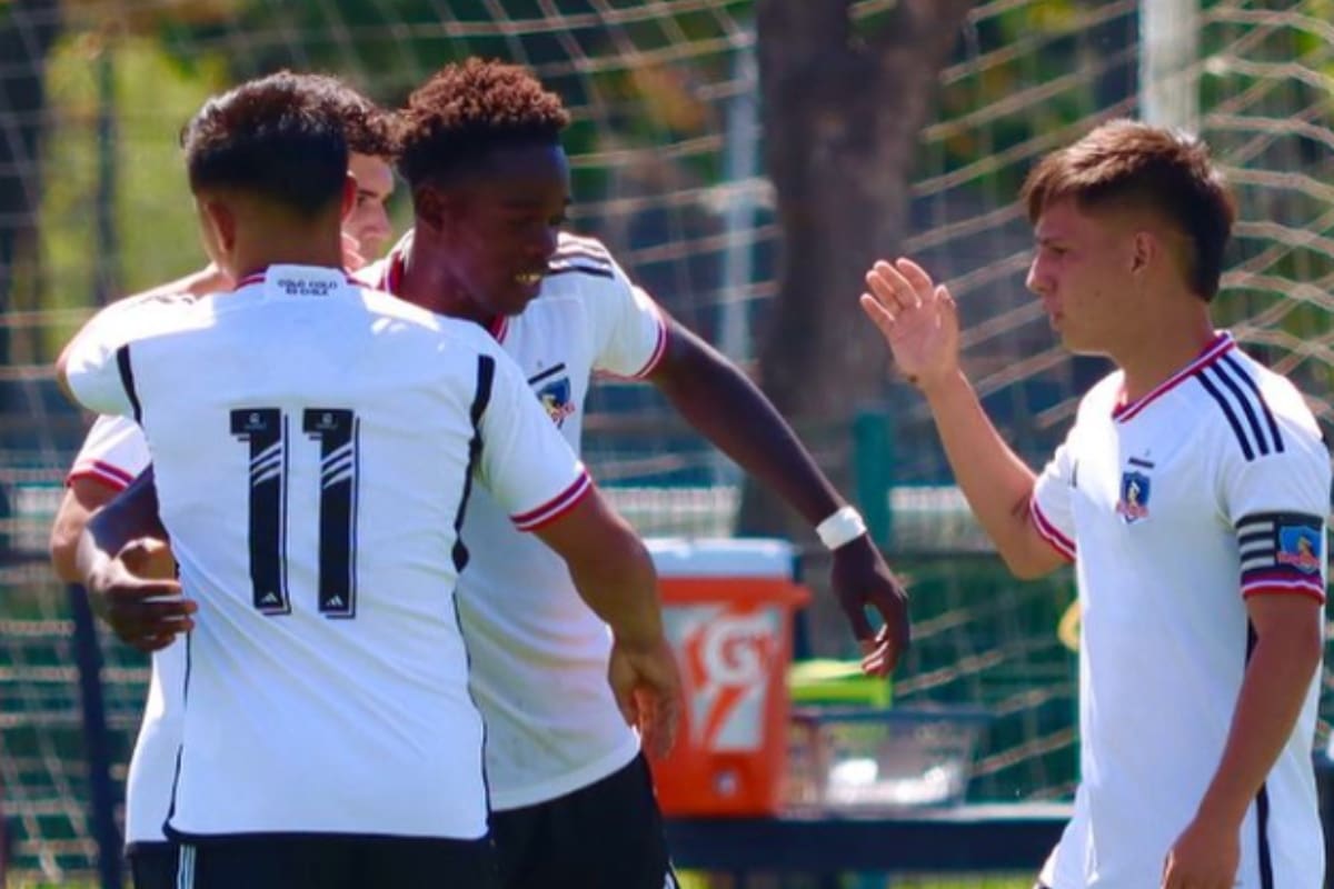 festejando con la sub-17 de Colo Colo (Créditos: @colocolofutboljoven).