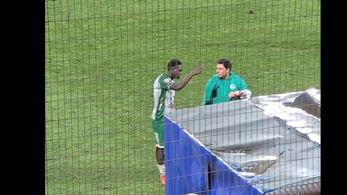 VIDEO | Con invitación a pelear: Manley Clerveaux se aburrió de los insultos en Santa Laura y así reaccionó