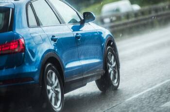 Sigue estos consejos de mantención para evitar accidentes automovilísticos durante días lluviosos
