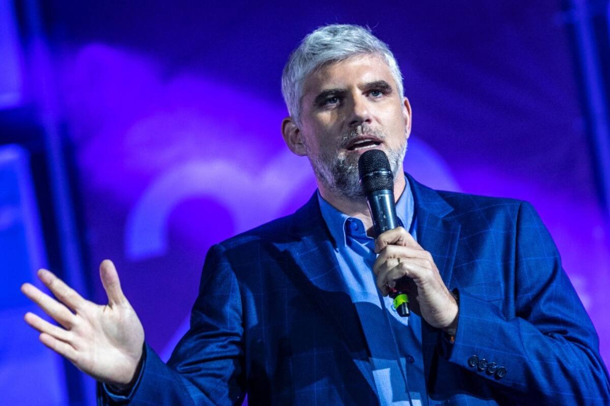 El periodista también se dedica a hacer reír con sus shows de comedia.