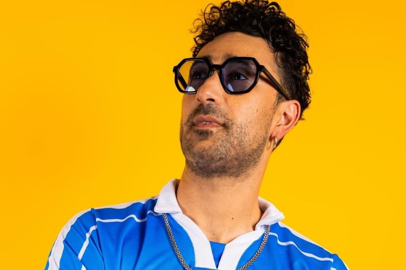 es un artista y fundador de La Combo Tortuga.