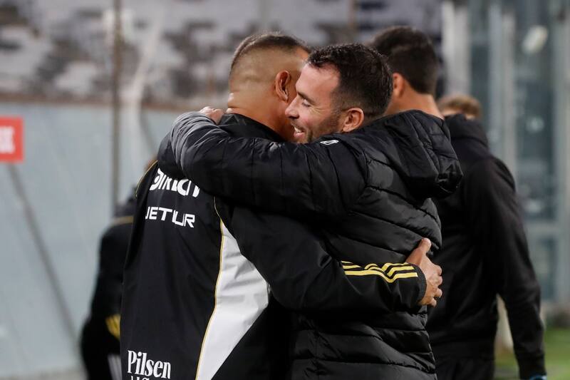 Manuel Fernández junto a Jorge Almirón.