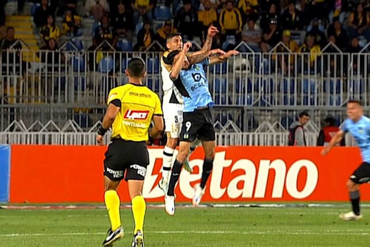 Le cobraron un discutible penal en el área. Foto: TNT Sports