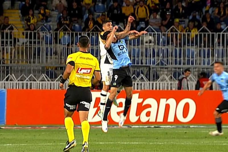 Le cobraron un discutible penal en el área. Foto: TNT Sports