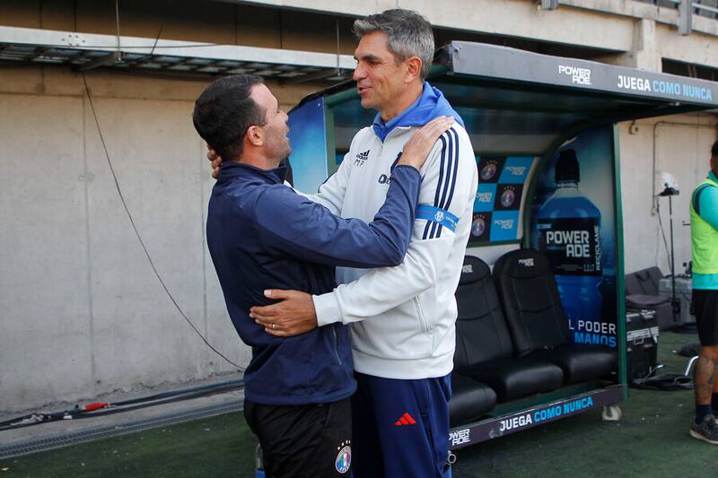 Manuel Fernández y Mauricio Pellegrino en el duelo de Audax Italiano y la U. Foto: Aton.