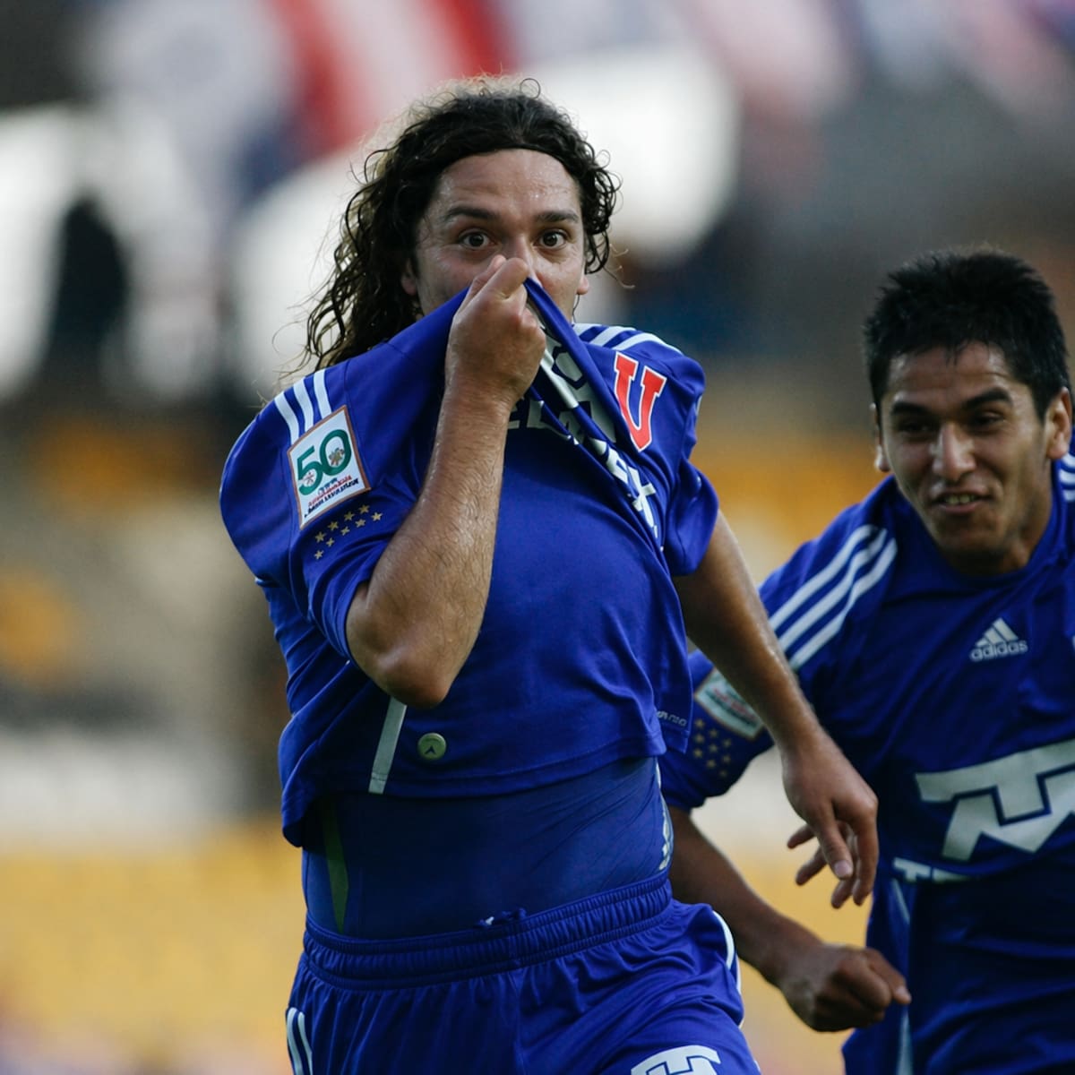 “Hice goles en otros lados, pero la única camiseta a la que le di un beso fue a la de la U”