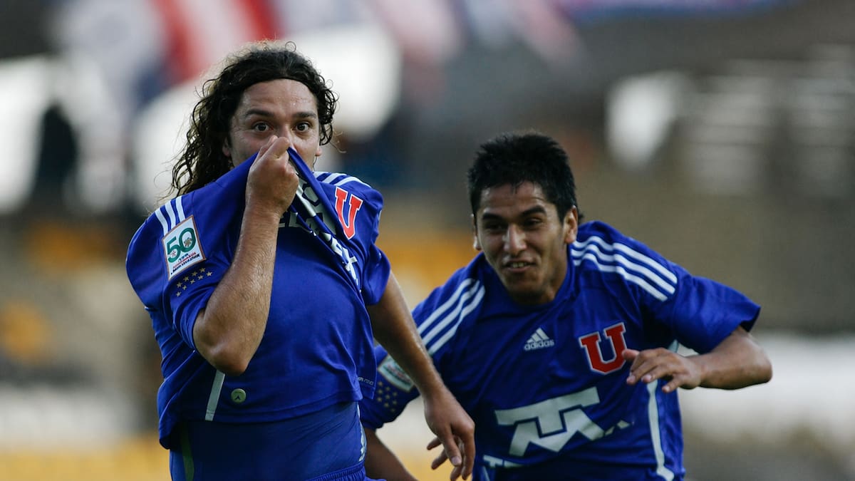 “Hice goles en otros lados, pero la única camiseta a la que le di un beso fue a la de la U”