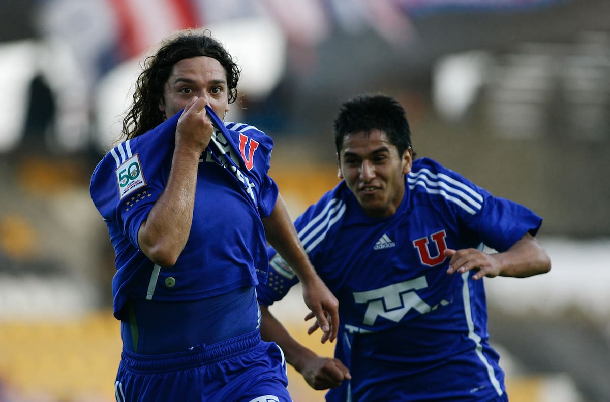 “Hice goles en otros lados, pero la única camiseta a la que le di un beso fue a la de la U”