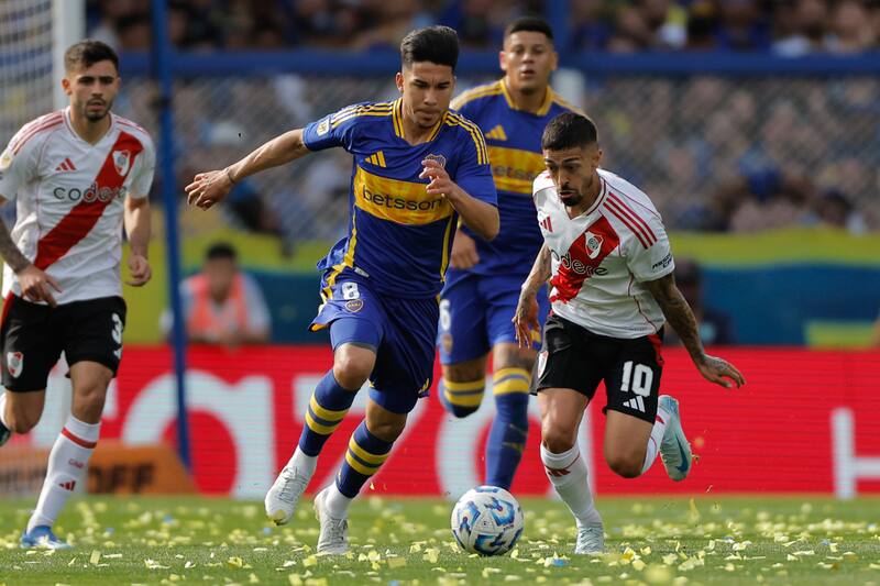 Manuel Lanzini podría ingresar de titular contra Colo Colo. Foto: EFE