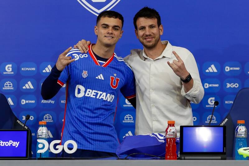 en la oficialización de Vicente Fernández en Universidad de Chile. Foto: Prensa UCH.