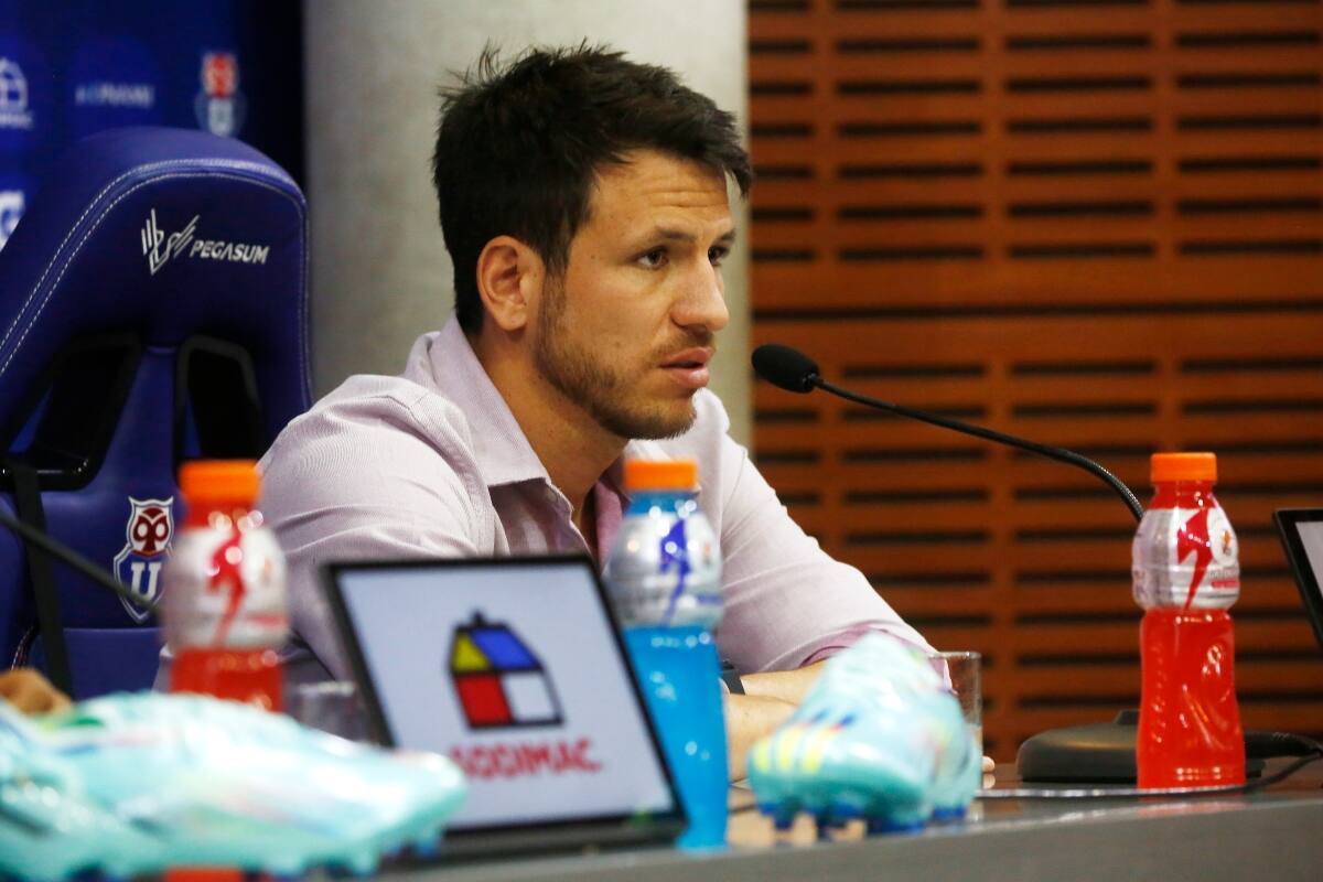 El gerente deportivo de la U, Manuel Mayo, podría sentenciar la salida de Darío Osorio. Foto: Aton