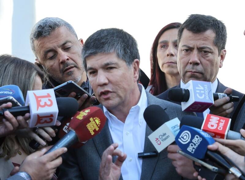 fue acusado de violación por parte de una de sus asesoras.