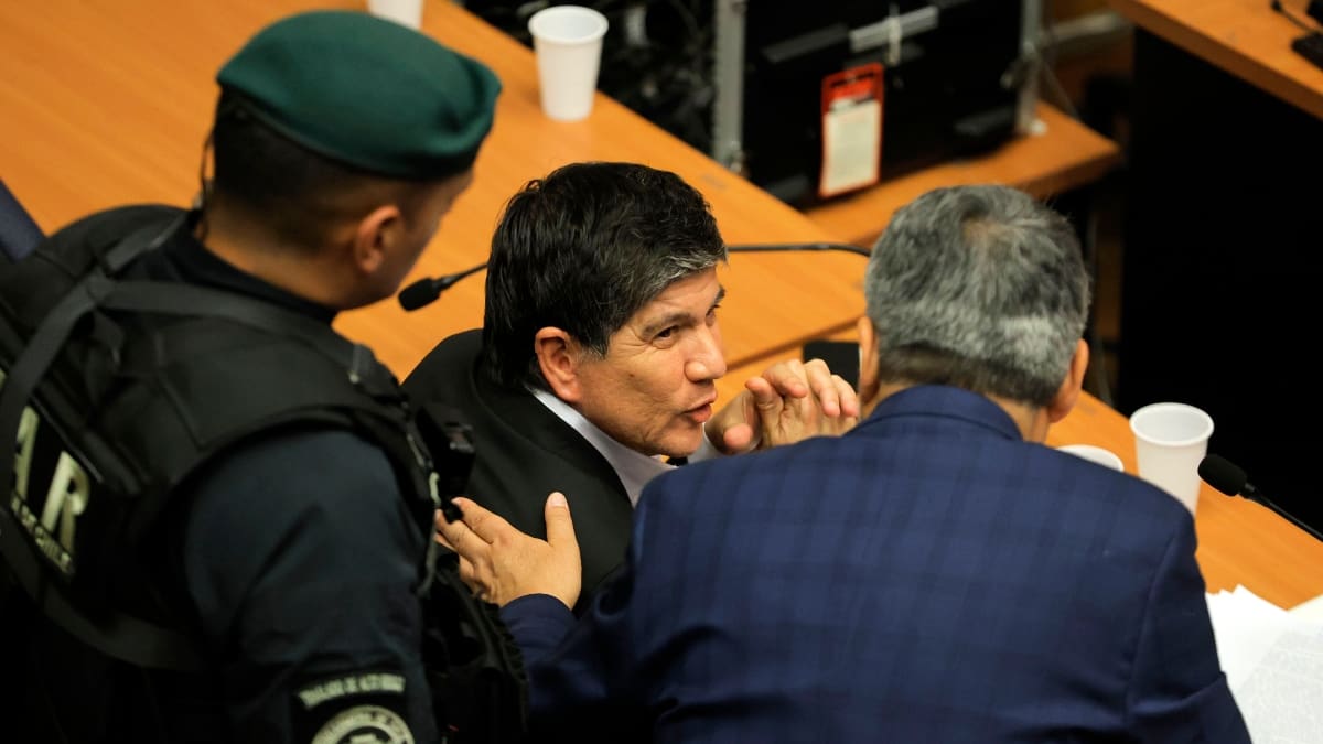 VIDEO | Minuto exacto en que Manuel Monsalve sale esposado de la audiencia tras dictarse prisión preventiva