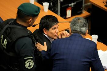 VIDEO | Minuto exacto en que Manuel Monsalve sale esposado de la audiencia tras dictarse prisión preventiva