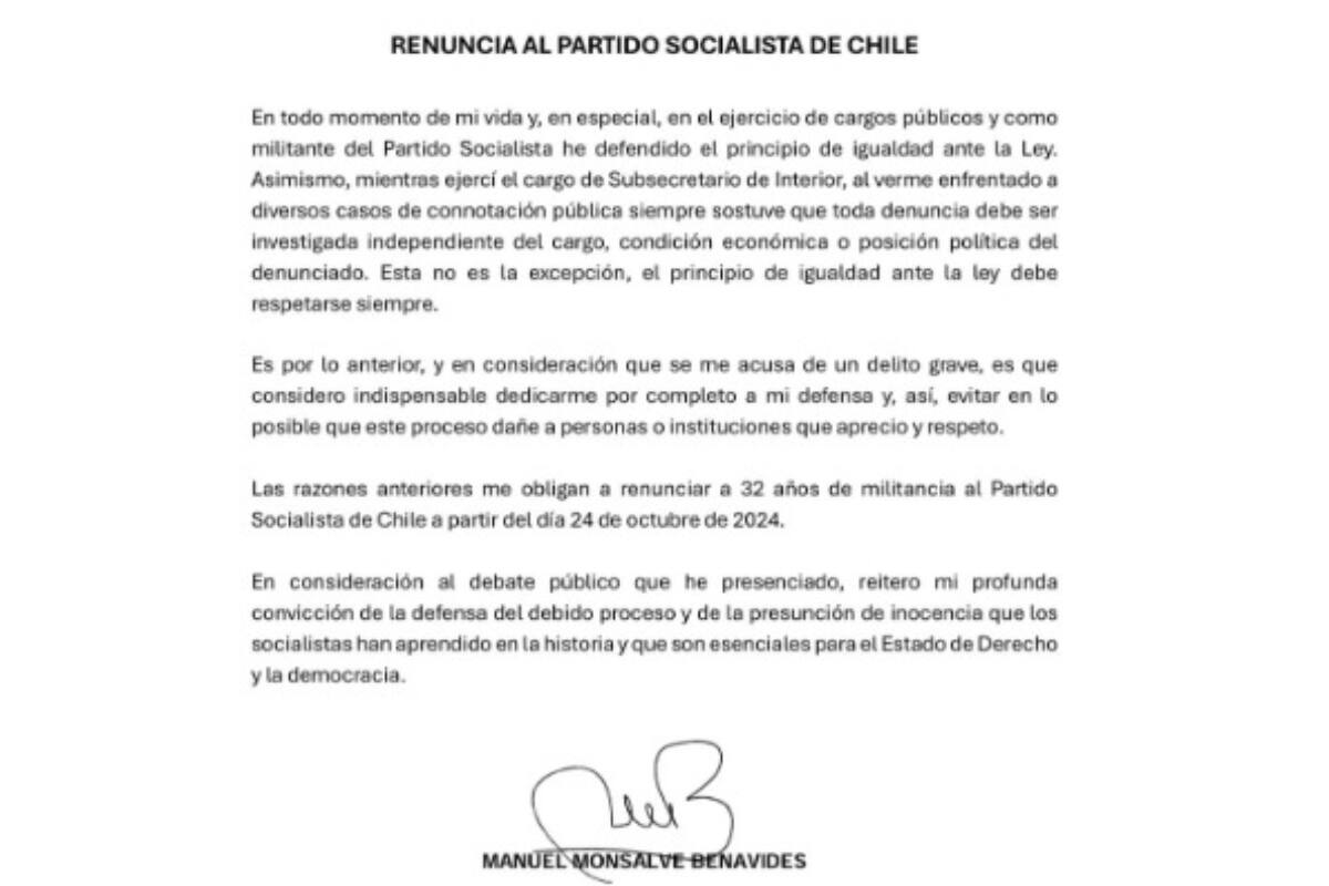 Luego de 32 años de militancia en el Partido Socialista, presenta su renuncia.