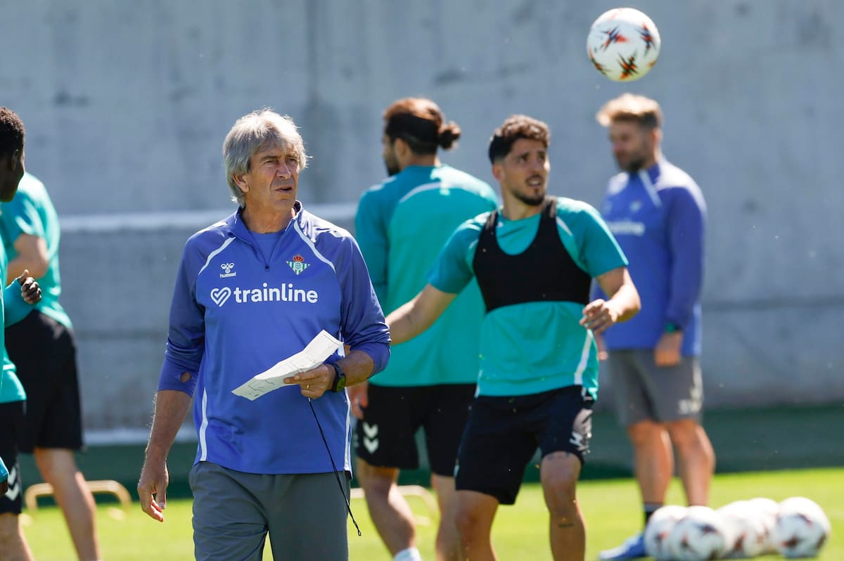 El DT chileno durante la preparación del partido más importante del año para el cuadro andaluz. Foto: Agencia EFE.