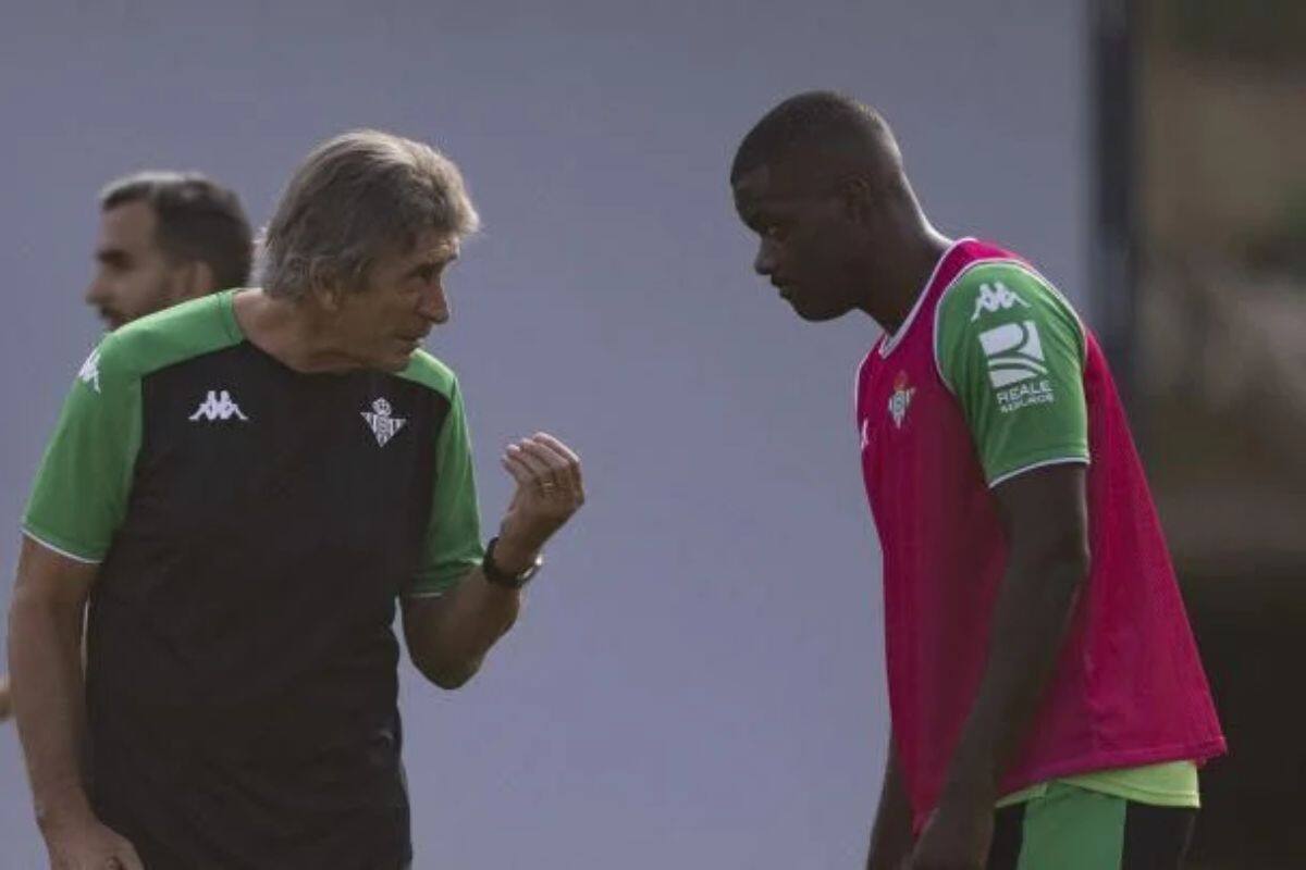 El DT junto a William Carvalho.