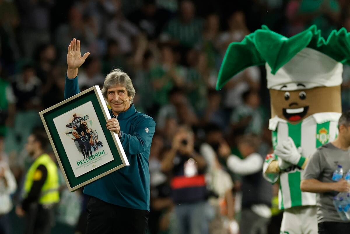 El entrenador fue homenajeado tras convertirse en el DT con más triunfos del Betis en su historia.