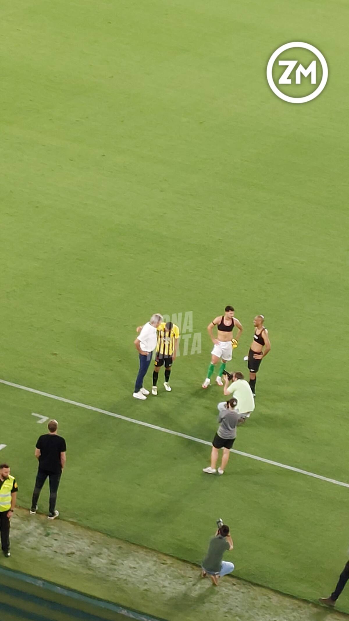 Manuel Pellegrini se quedó conversando con Luiz Felipe tras el final del amistoso