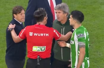 VIDEO | Con un Pellegrini enojado: árbitro decide suspender el Sevilla-Betis y así reacciona el chileno