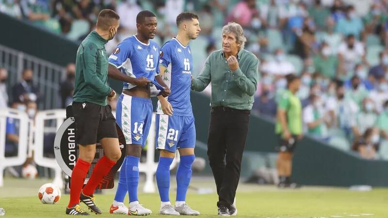 Manuel Pellegrini dando instrucciones a Guido Rodríguez.