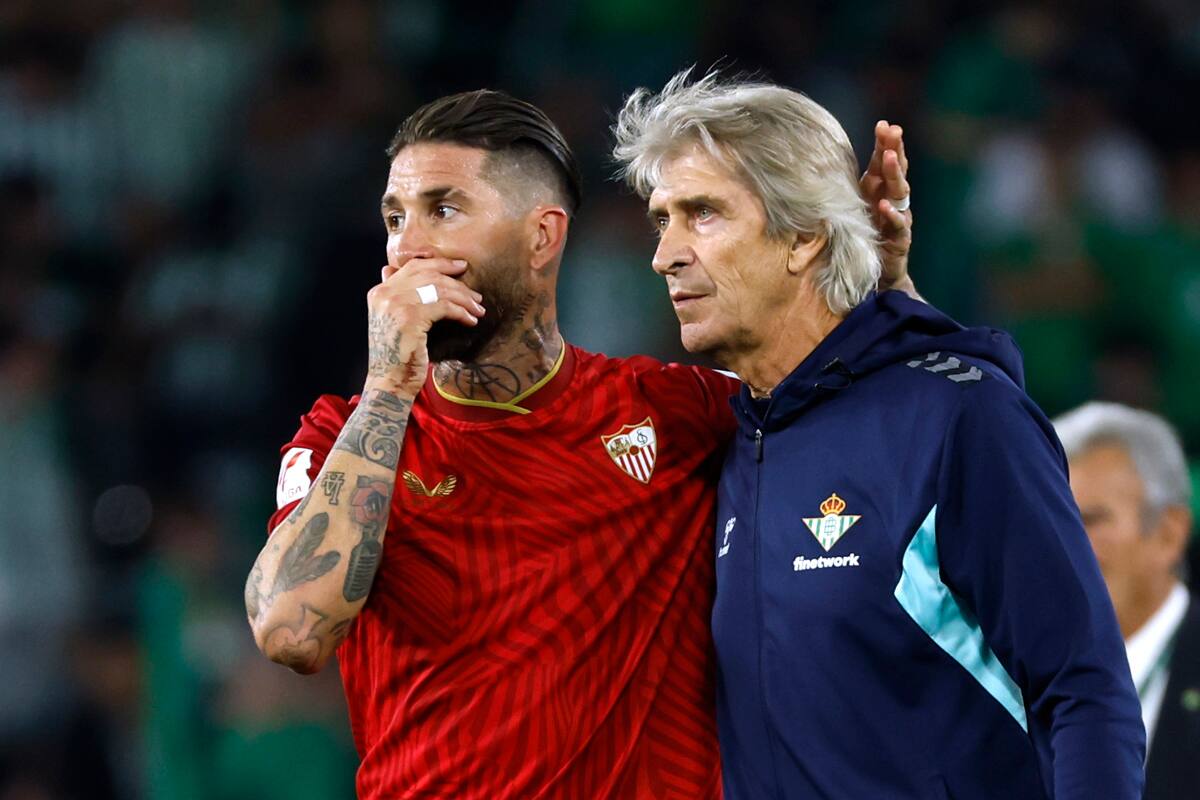 Abrazado a Sergio Ramos en el Derbi Sevillano. Foto: EFE