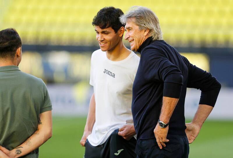 Manuel Pellegrini sigue contando con el cariño de los hinchas del Betis. Crédito: @RealBetis.