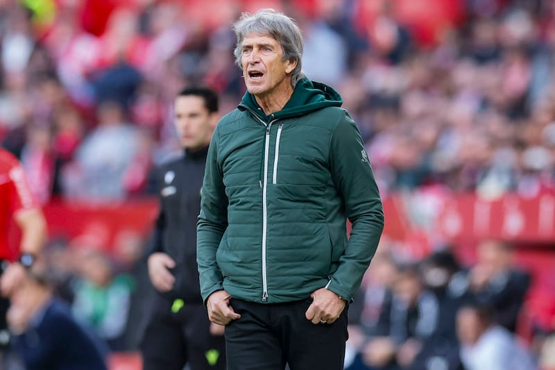 El Ingeniero dando instrucciones en el derbi de Sevilla, donde el Betis se impuso por 2-0. Foto: Agencia EFE.