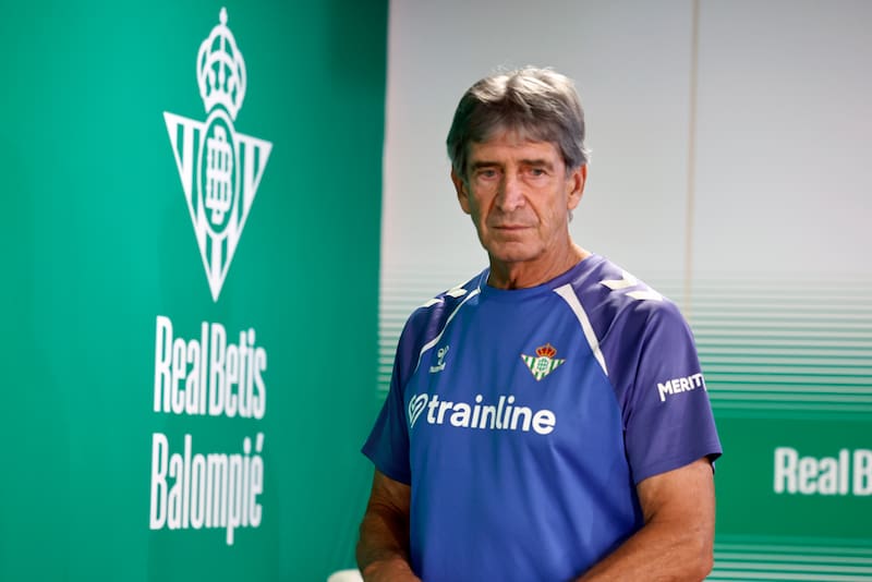 El entrenador estaría acercando posturas para seguir en Betis.
