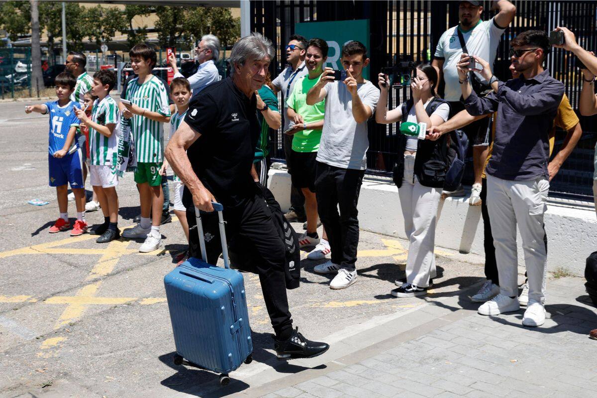 en el viaje a Polonia, para la gran final de Conference League. Foto: EFE.