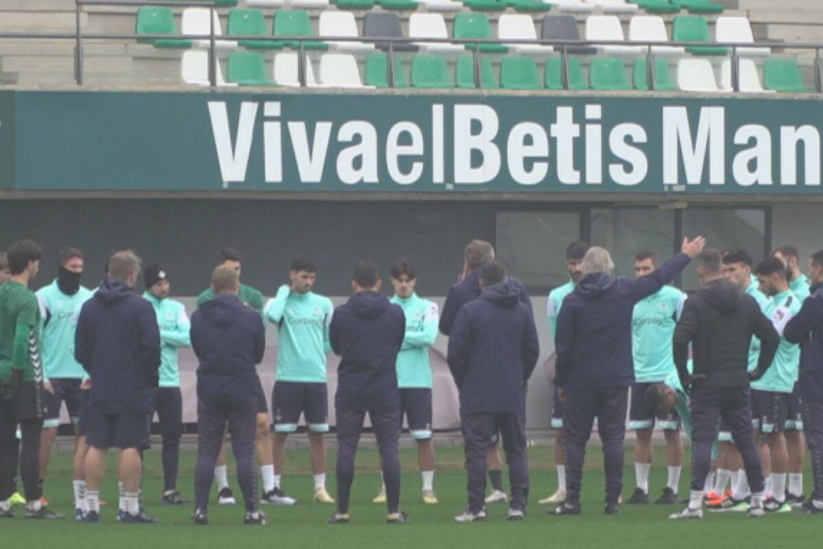 La charla que Manuel Pellegrini les dio a sus dirigidos este viernes, para levantar el ánimo del plantel. Foto: El Desmarque.