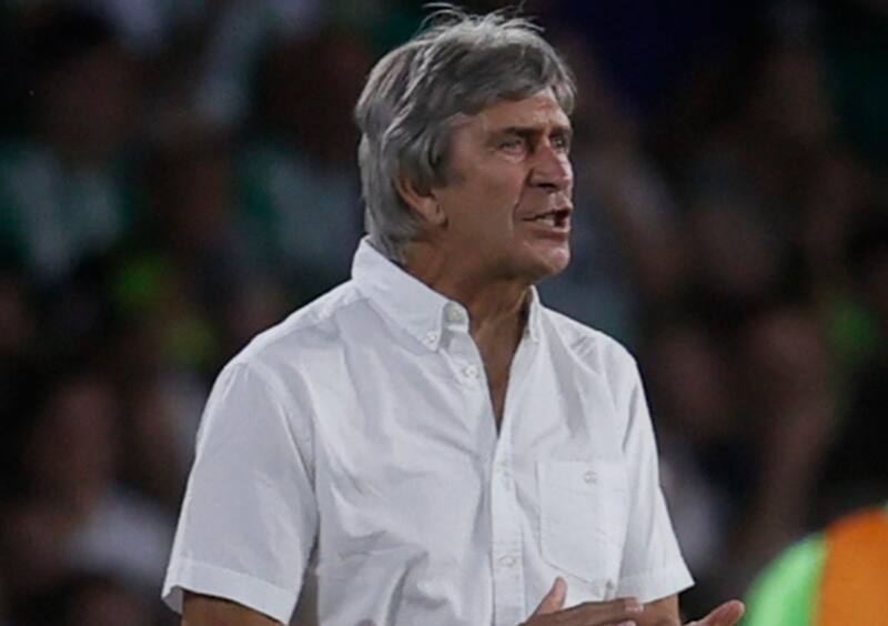 dirigiendo contra el Al-Ittihad. Foto: EFE