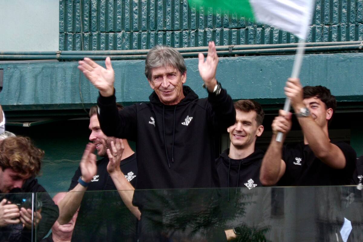 El chileno va por la Conference ante Chelsea. EFE