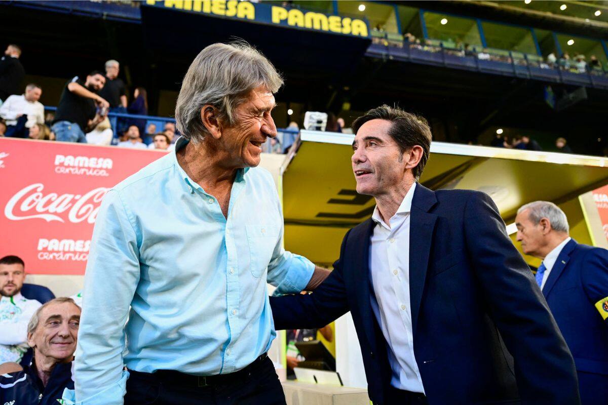 El DT chileno recibe el saludo de Marcelino, DT del Villarreal en el último duelo liguero del Betis. Foto: Agencia EFE