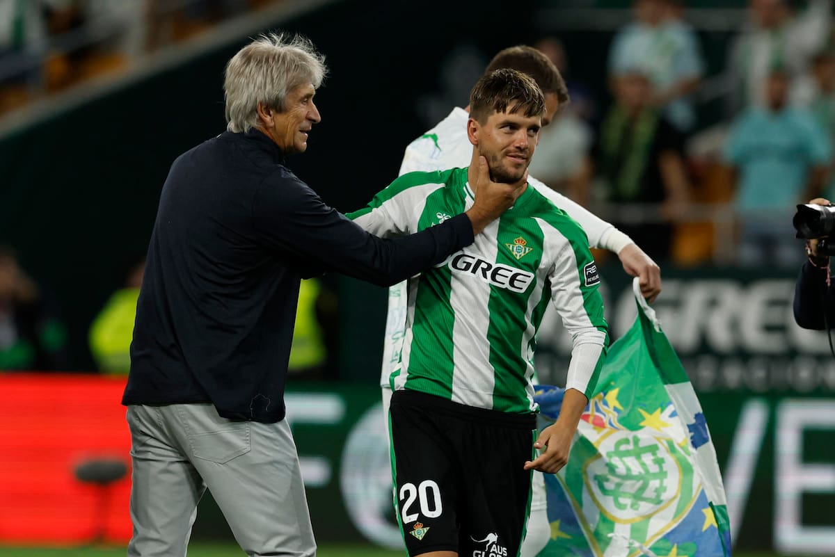 El Ingeniero, junto a Gio Lo Celso, en las celebraciones del Betis por la Clasificación a Champions League. Foto: EFE.