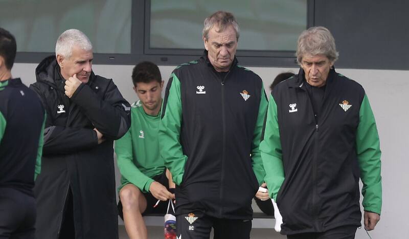 La tristeza de Manuel Pellegrini en el Betis. Foto: Diario de Sevilla.