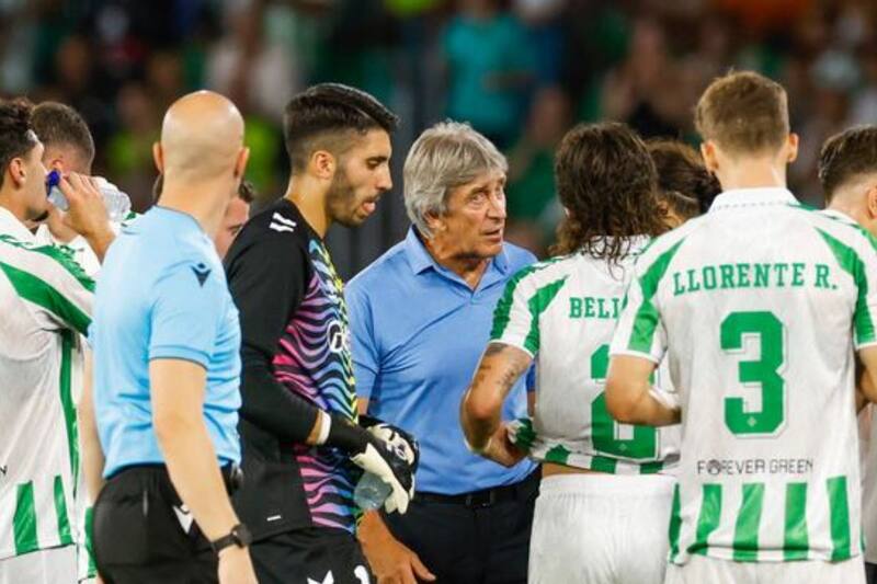 da instrucciones durante un partido del Betis. Foto: EFE.