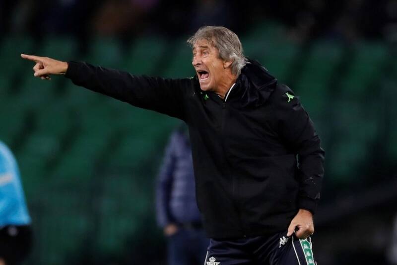 El Ingeniero reparte instrucciones desde el banco del Betis en La Liga.