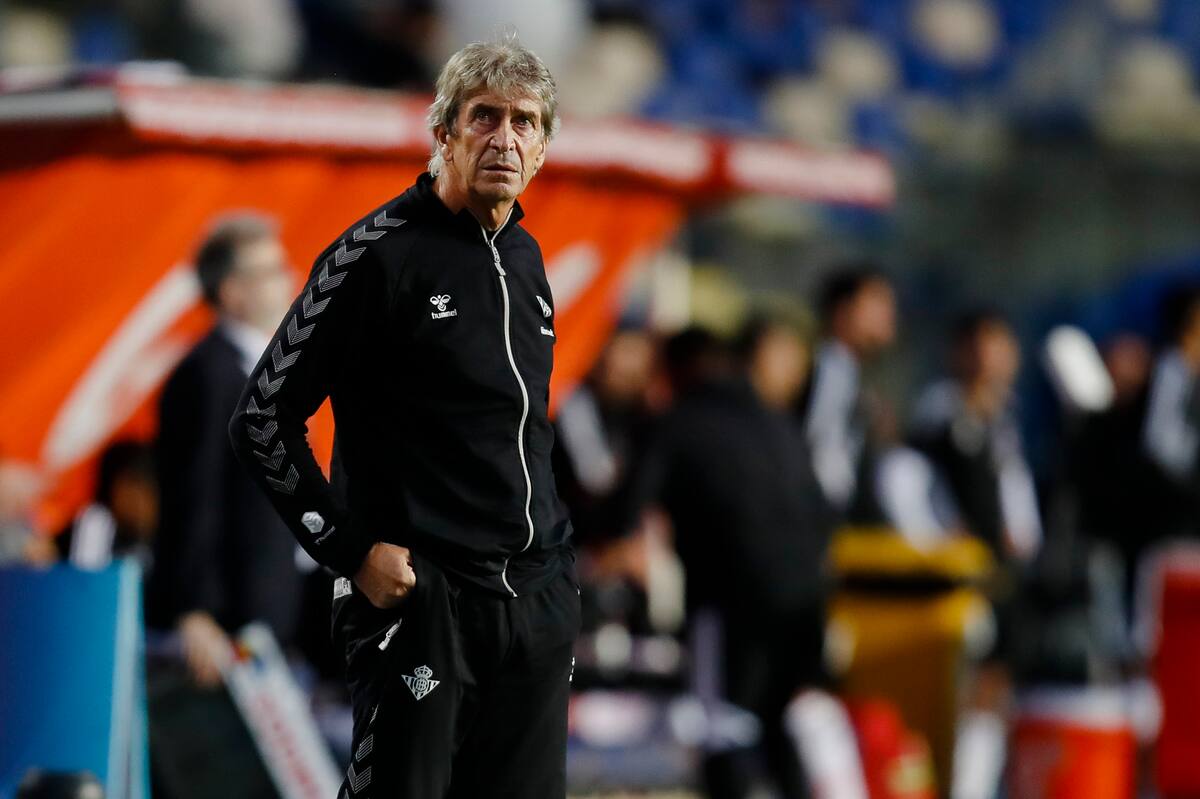 Manuel Pellegrini dirigiendo al Betis.