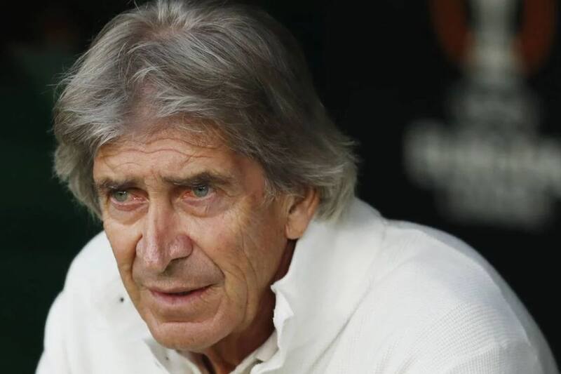 El entrenador del Real Betis sufre por la falta de variantes en la parte defensiva.