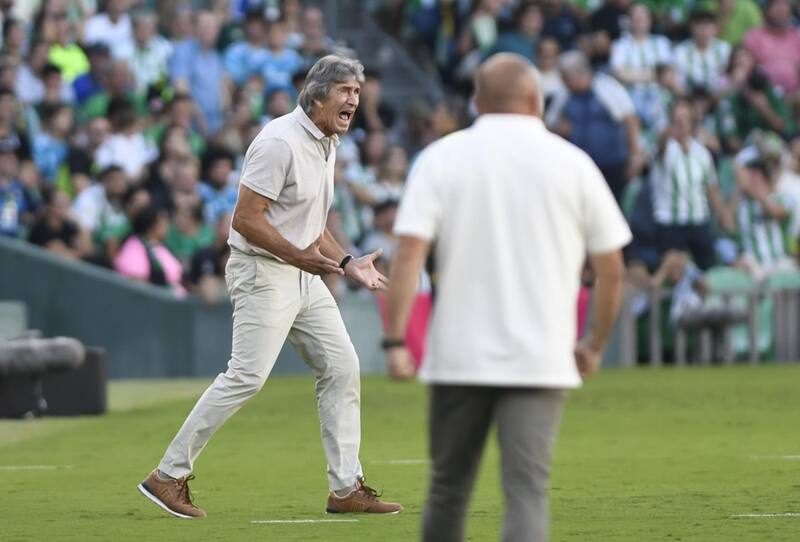 totalmente enfadado tras fallar el penal del Betis.