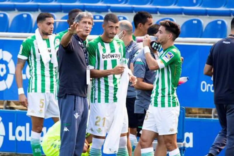 dirigirá su quinta temporada en el Betis y uno de sus pupilos trabaja horas extras para convencerlo. Foto: EFE.