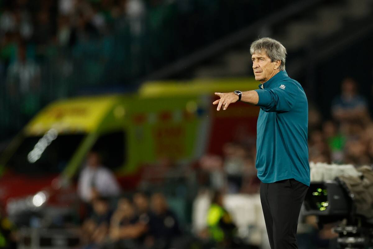 está preocupado por los goles que recibe el Betis. EFE/Julio Muñoz